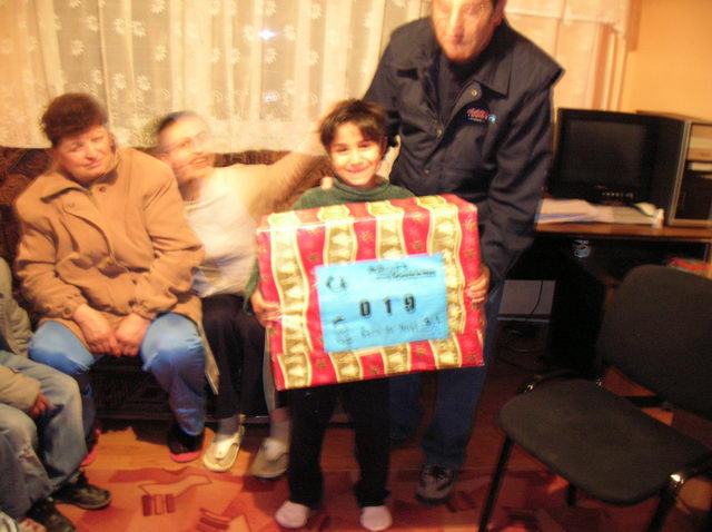 Offrons des colis cadeaux aux orphelins de l'appartement CURCUBEUL  la priphrie de CRAIOVA.
