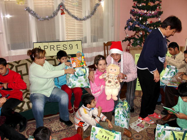 Les 11 enfants de la Casa Maria de SATU-MARE dcouvrent leurs jouets.
