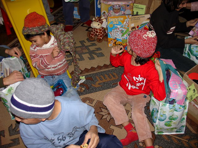 A la Casa Felicia  SATU-MARE, les enfants jouent, leur nouveau bonnet sur la tte!