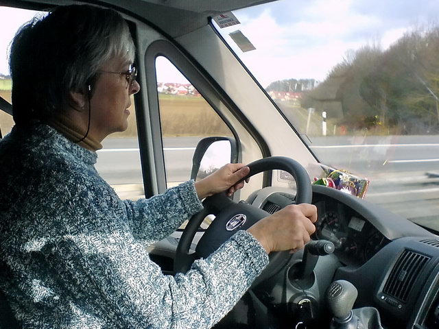Sur la route, Marie-Paule surveille la vitesse; ce fourgon a tendance  rouler trop vite!
