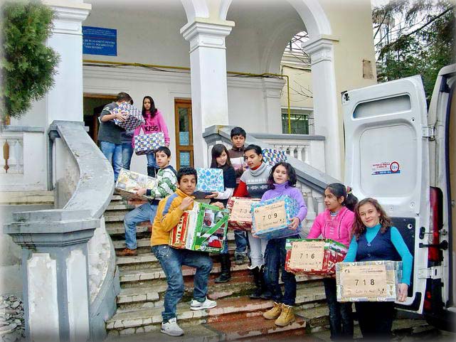 50 enfants de la Protection de l'Enfance de Craiova reoivent leurs colis des mains du Pre Nol.