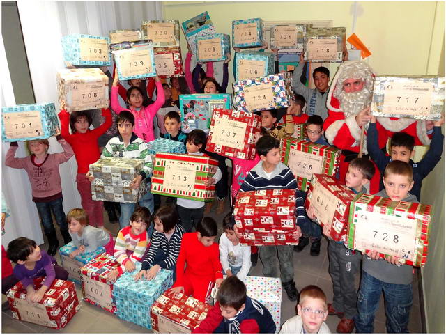 Mission 2012: Les orphelins de la Protection de l'Enfance de Craiova reçoivent leurs colis des mains du Père Noël.