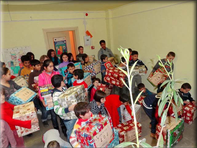 50 enfants de la Protection de l'Enfance de Craiova reoivent leurs colis des mains du Pre Nol.