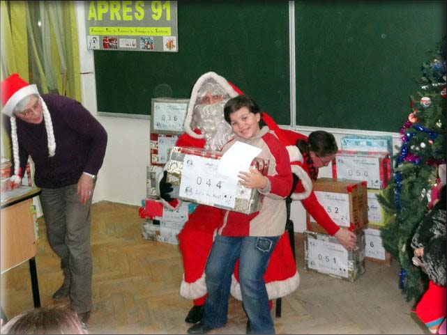  Lundi 7 janvier, distribution aux enfants de l'cole Eliade. 