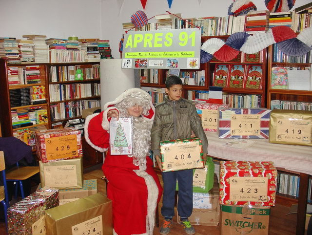  A la bibliothque de l'association Fran-Mediensis, distribution de plus de 30 colis-cadeaux.