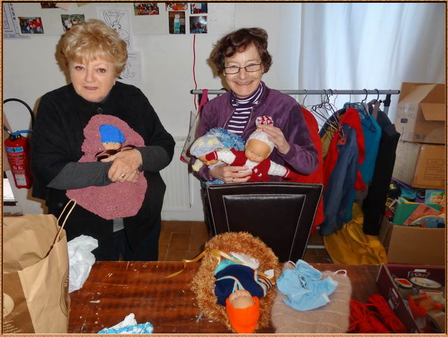 Simone et Catherine, nos artistes en habillage (vtements et nid d'ange) de poupons qui ont tous un prnom.