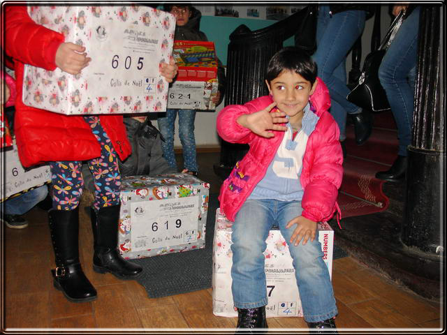 Les enfants posent en groupe avant de repartir avec leurs colis-cadeaux.