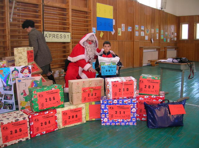 Distribution des colis cadeaux.