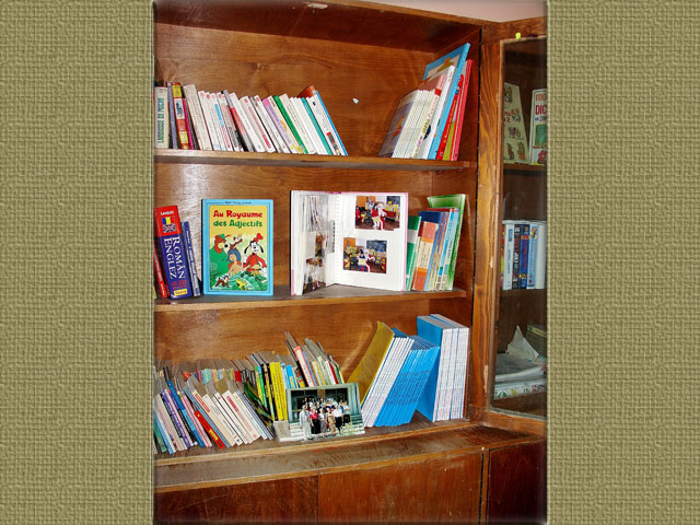 La bibliothque de la classe avec les livres franais et albums-photos des annes prcdentes 