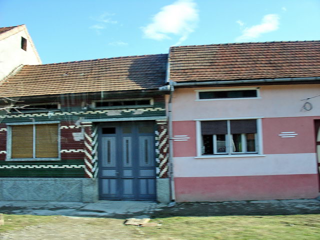 Des maisons roumaines typiques, trs colores, avec des dcors en mosaque.