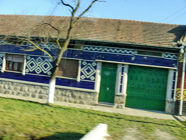 Des maisons roumaines typiques, trs colores, avec des dcors en mosaque.