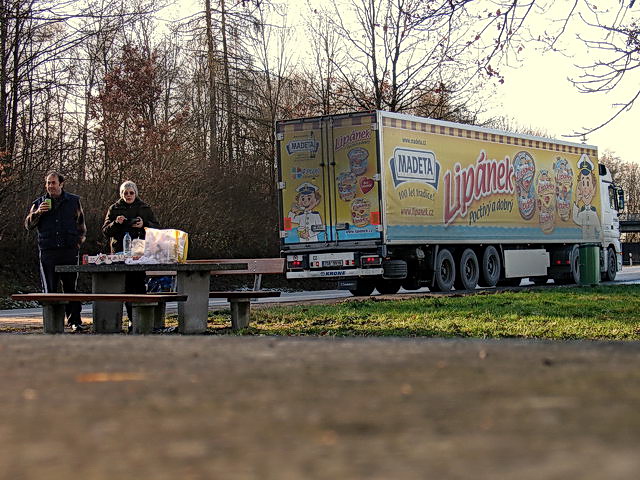 Pause-Repas sur l'autoroute : un camion hongrois fait une bonne publicit aux produits transports!