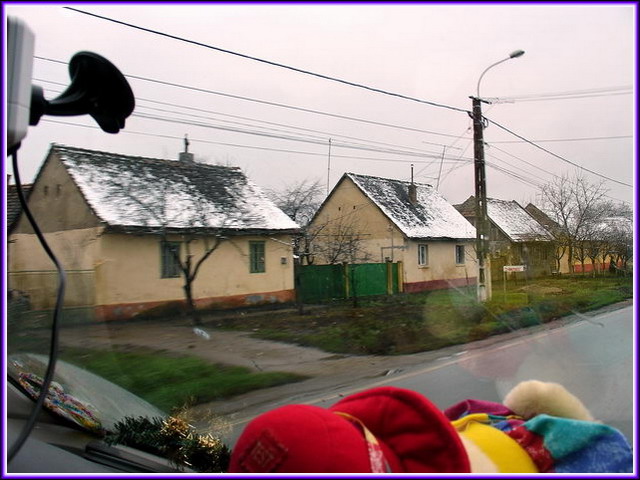 Village typique de l'ouest de la Roumanie: des fosss sparent les maisons de la route