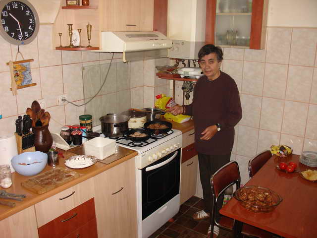 Grce  Marika nous dgustons les bons plats Roumains.
