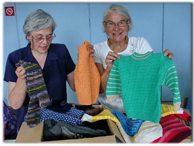  Christiane nous apporte les tricotages de Suisses. 