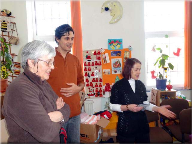  8 janvier : La Directrice Maria et notre correspondant Bogdan expliquent notre mission aux enfants