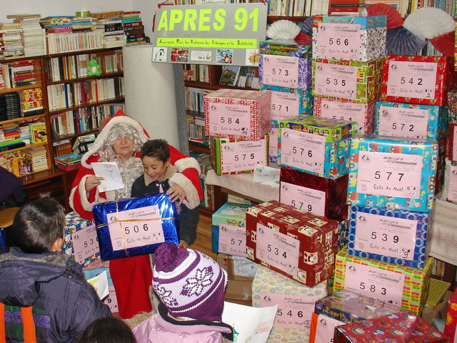  A la bibliothque de l'association Fran-Mediensis, distribution de plus de 30 colis-cadeaux.