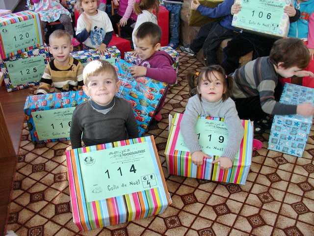   A la maternelle et la DASS de SIGHETU, distribution de 55 colis aux petits de 3  6 ans