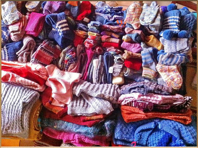 Plus de 120 kg de tricotages collects par Christiane pour du Jura suisse.