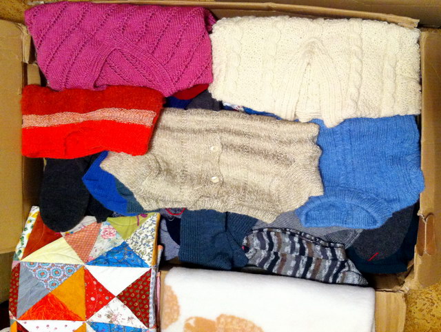  x gros cartons de couvertures, patchworrk, chaussetttes pulls de Suisse.